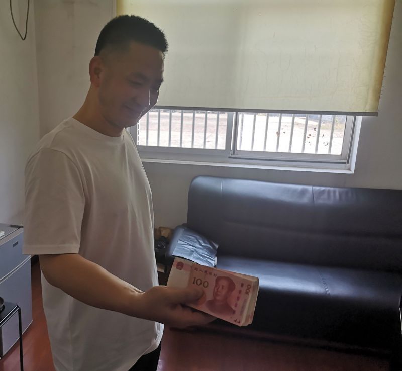 點(diǎn)贊！拾金不昧好的哥 萬元現(xiàn)金物歸原主